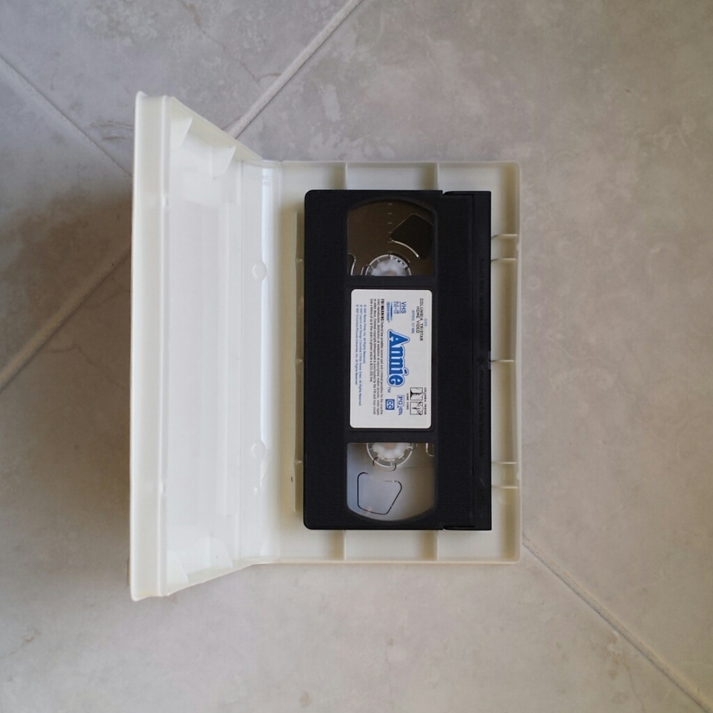 Annie VHS - Picture 5 of 6